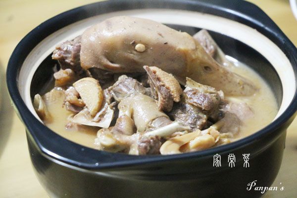 老鸭煲:砂锅炖的老鸭煲,又是本地鸭,香气扑鼻哪!